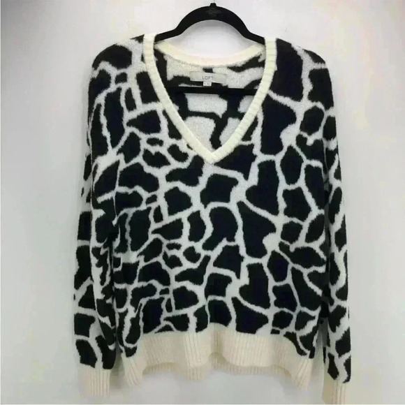 LOFT Petite Animal Spotted V-Neck Sweater - Picture 4 of 8